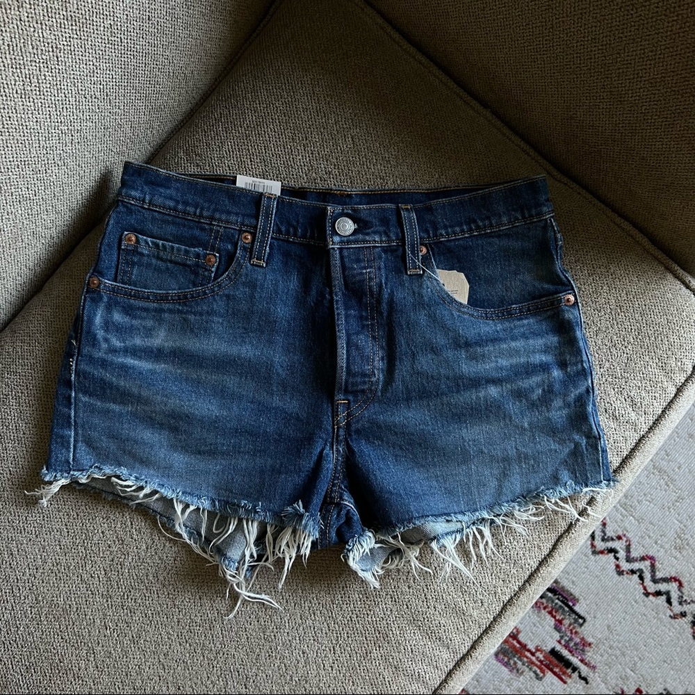 Levi’s 501  NWT mid Rise Womens Shorts - Picture 2 of 5